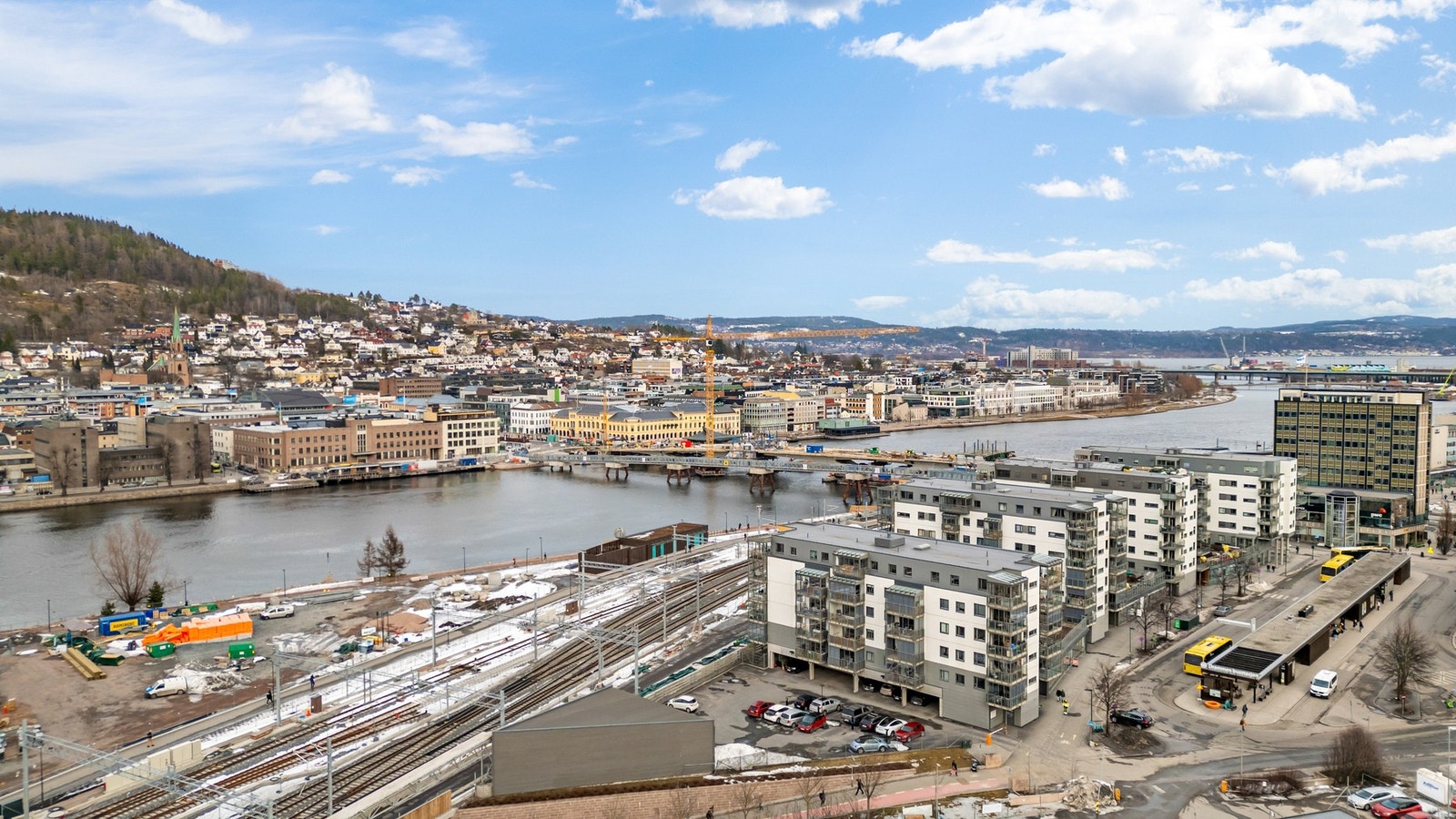 Gangavstand til Bragernes torg, togstasjon, bussholdeplass, marka og elvepromonaden Galleribilde