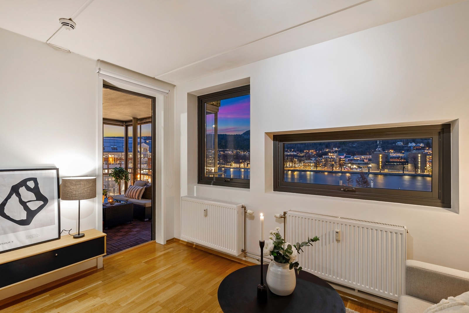 Fra stuen er det utgang til innglasset balkong. Det er solskjerming på både balkong og enkelte vinduer. Galleribilde
