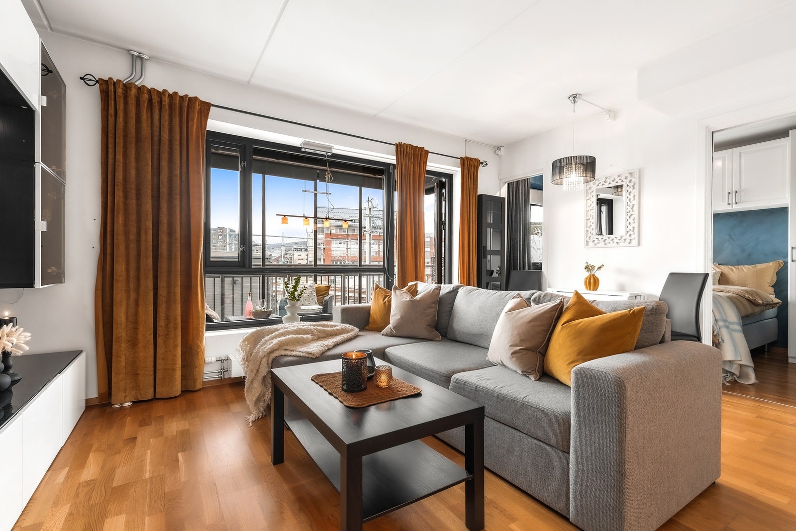 Store vindusflater slipper inn rikelig med naturlig lys Galleribilde