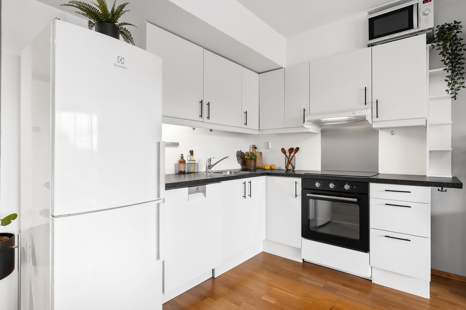 Kjøkkenet er utstyrt med integrert stekeovn og platetopp fra 2023, og det er oppvaskmaskin under kjøkkenbenk og frittstående kjøleskap med fryser Galleribilde