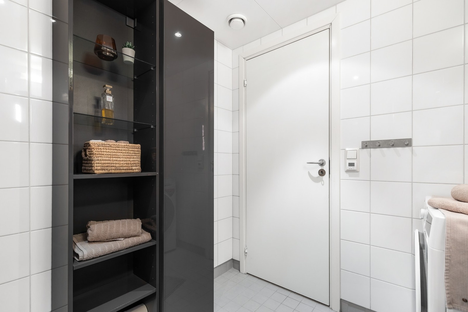 Det er opplegg for vaskemaskin og fin skapplass i to høyskap Galleribilde