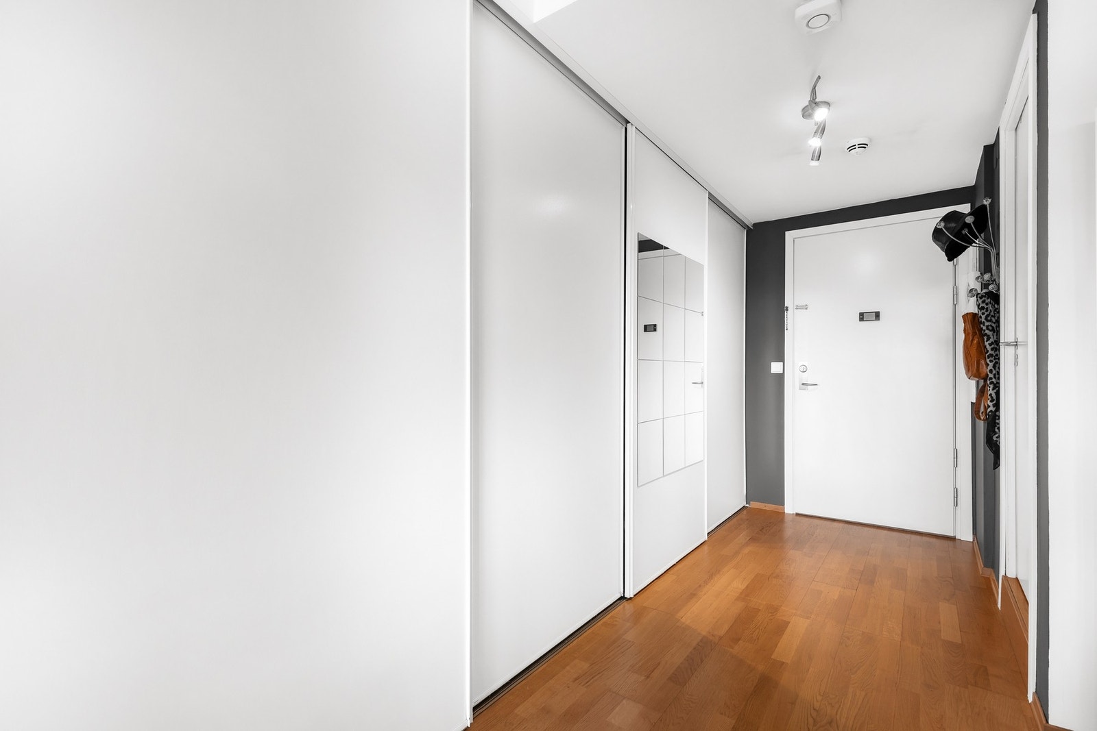 Entré med callinganlegg og meget romslig skyvedørsgarderobe Galleribilde