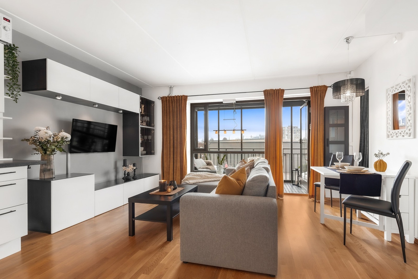 Stuen har fin plass til sofa og et spisebord, noe som skaper en hyggelig og funksjonell oppholdsplass Galleribilde