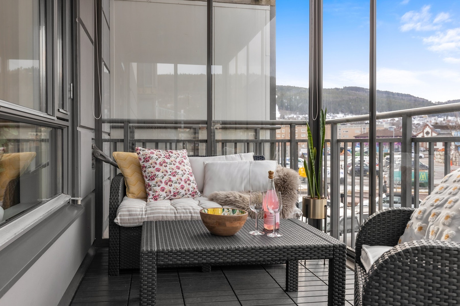 Glassfeltene er skyvbare slik at en kan åpne helt opp og det er montert screens for solskjerming Galleribilde