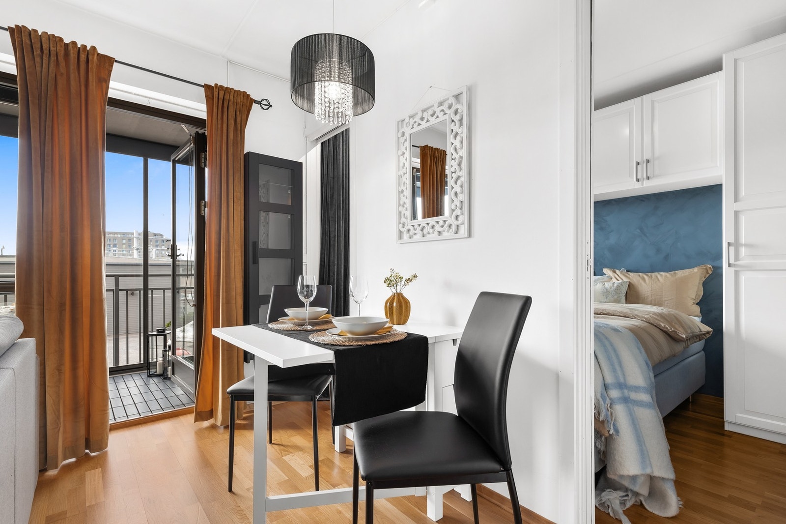 Fra stuen er det utgang til vestvendt innglasset balkong Galleribilde