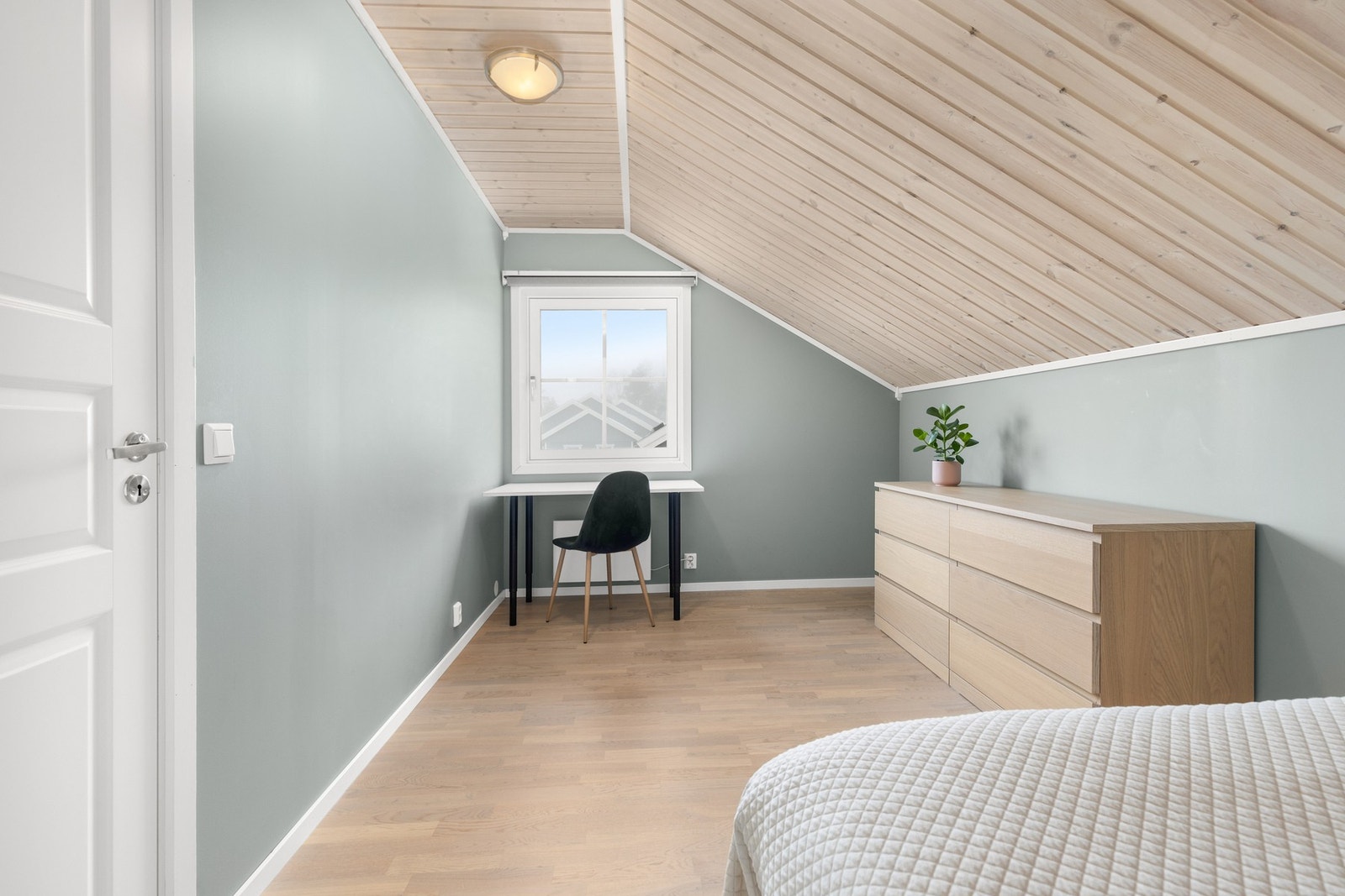 Det er god plass til garderobeskap, skrivepult eller det en måtte ønske Galleribilde