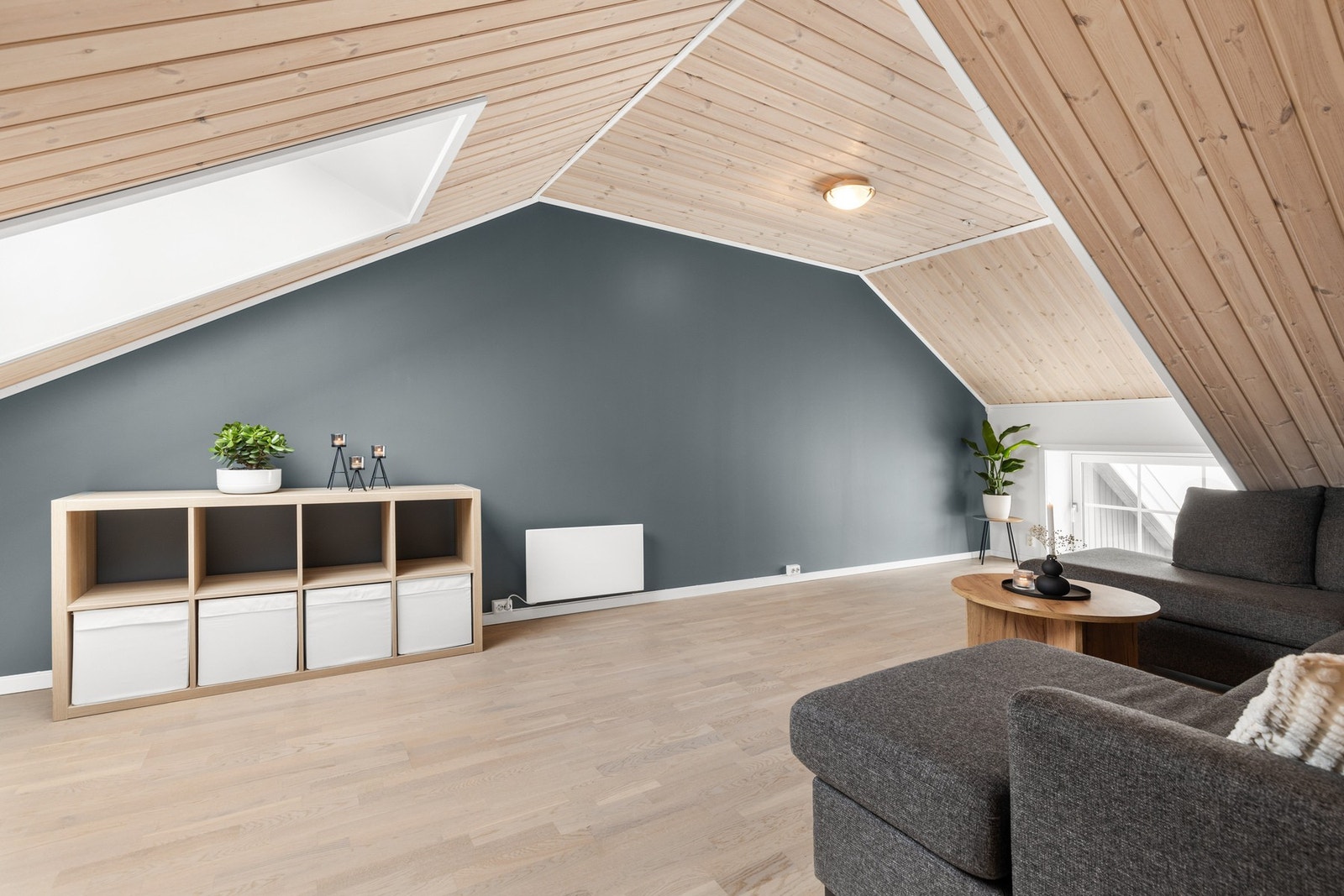 Rommet har parkett på gulv, malte flater på vegger og panel i himling Galleribilde