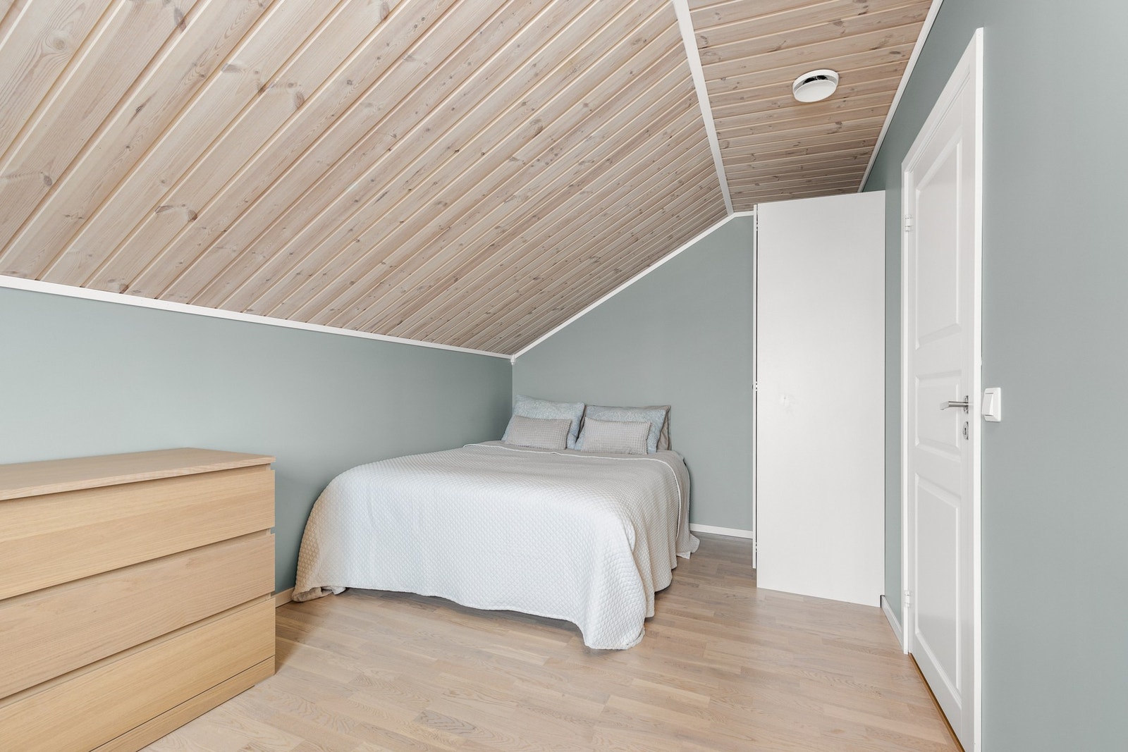 Soverom 3 av god størrelse med parkett på gulv og slette vegger Galleribilde