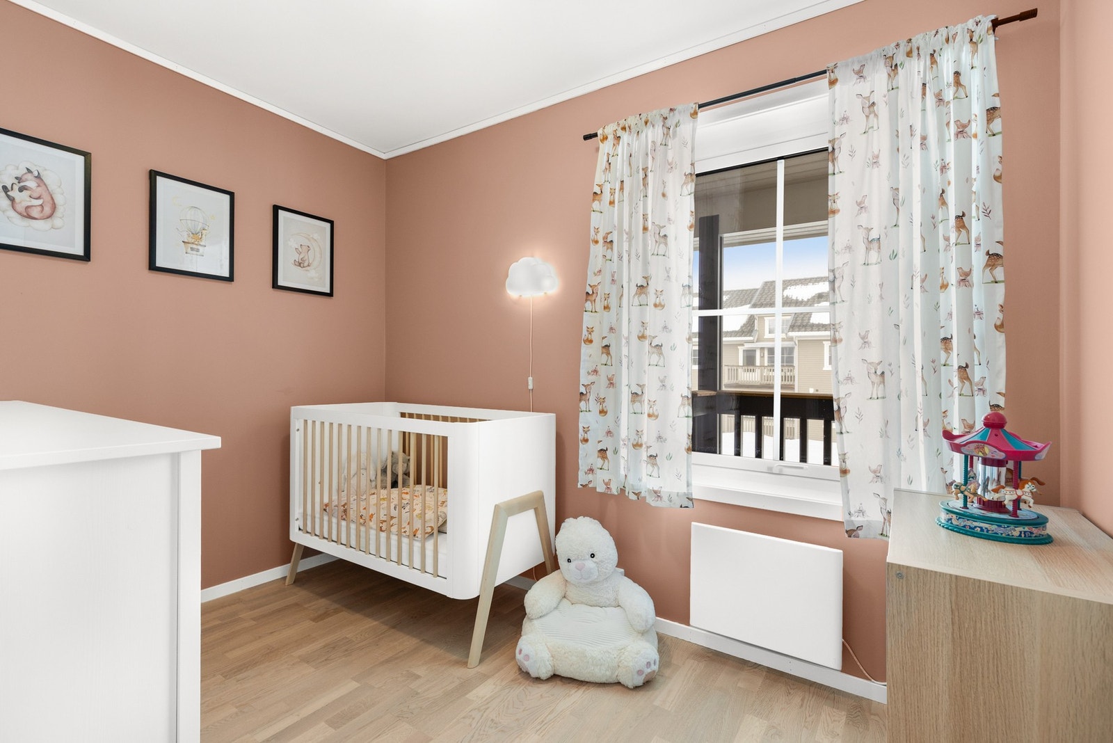 Soverom 2 er malt i en dempet rosa farge og kan egne seg godt som barnerom, gjesterom eller hjemmekontor, alt etter eget ønske og behov Galleribilde