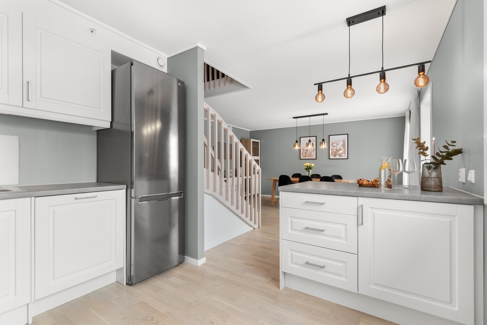 Kjøkkenet har en praktisk kjøkkenøy som fungere som et naturlig romskille mot spisestue Galleribilde