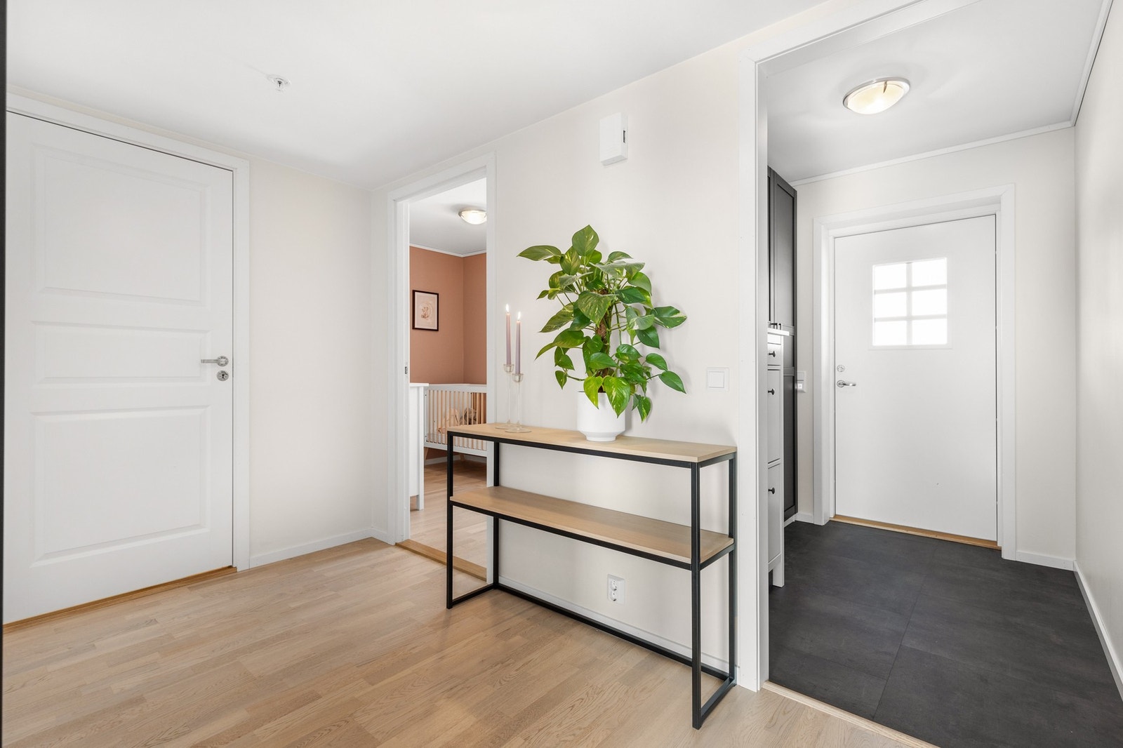 Lys entré med laminatgulv og plass til garderobeskap Galleribilde