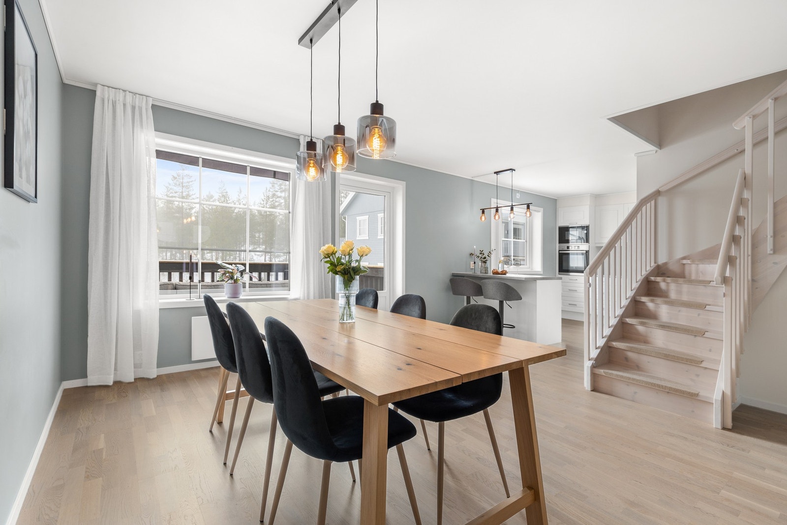 Pen og lys stue med åpen kjøkkenløsning og fin plass til spisebord Galleribilde