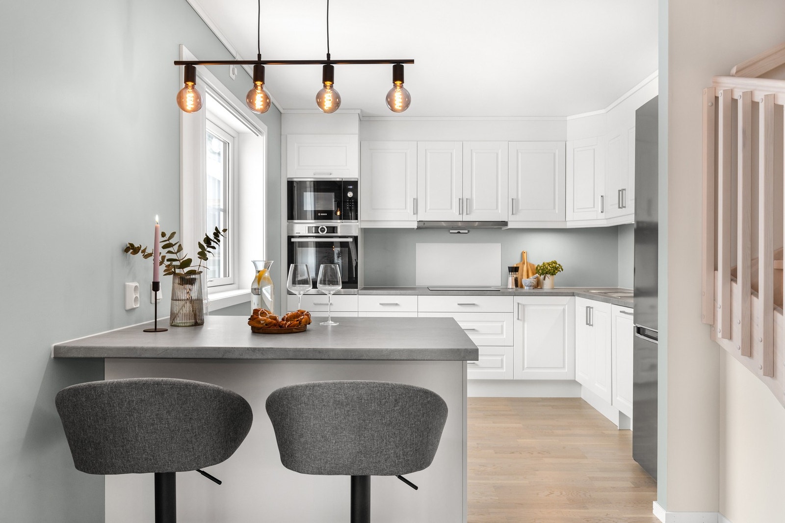 Delikat kjøkkeninnredning med tilvalg som kjøkkenøy og ovn i høyden Galleribilde