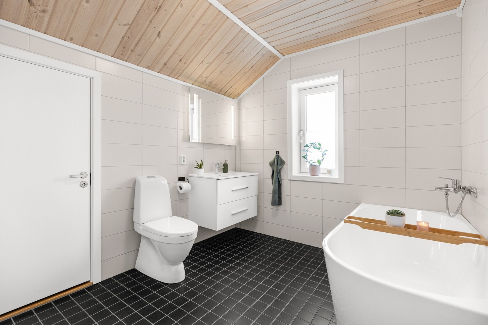 Helfliset bad med gulvvarme og panelbord i himling Galleribilde