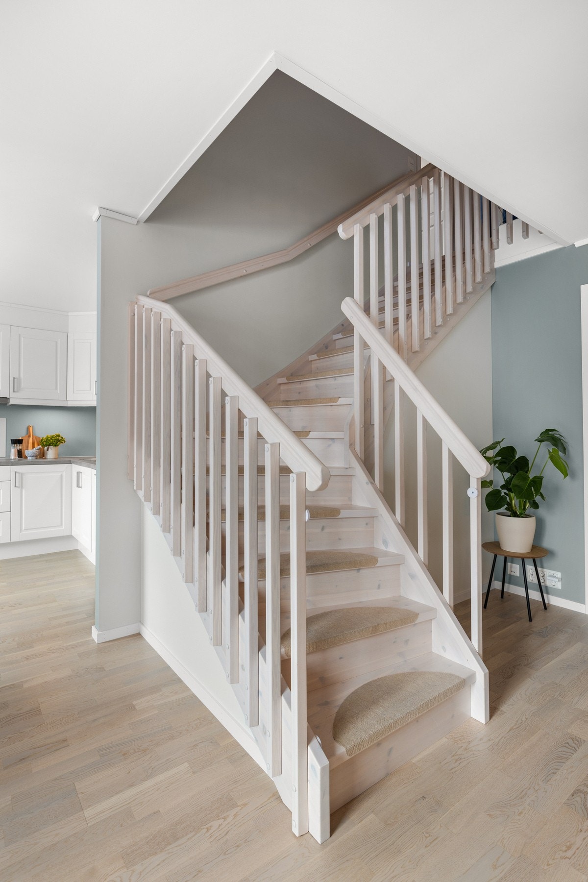 Delikat og lys furutrapp opp til loftsstue. Galleribilde