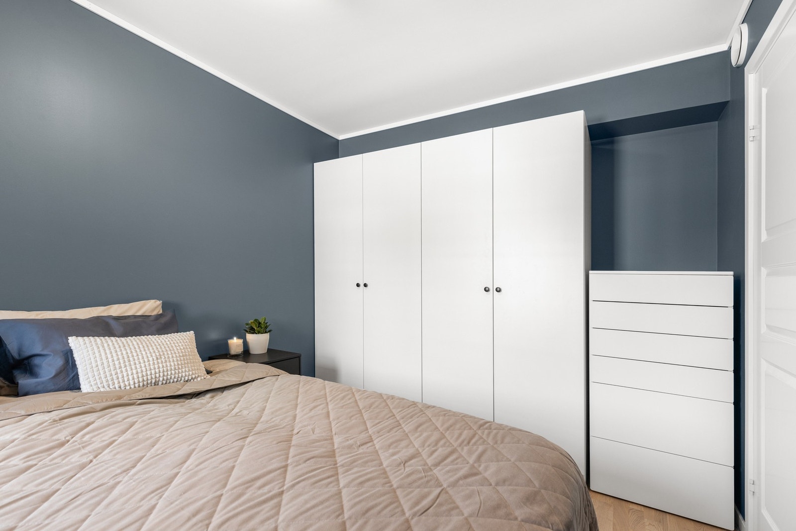 Det er fin plass til både dobbeltseng og garderobeskap Galleribilde