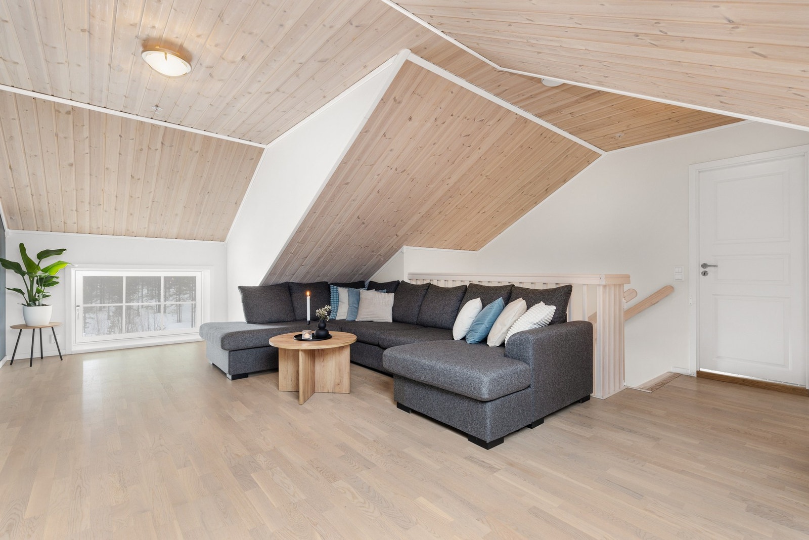 Romslig stue med plass til sofa, lekekrok eller det en måtte ønske Galleribilde