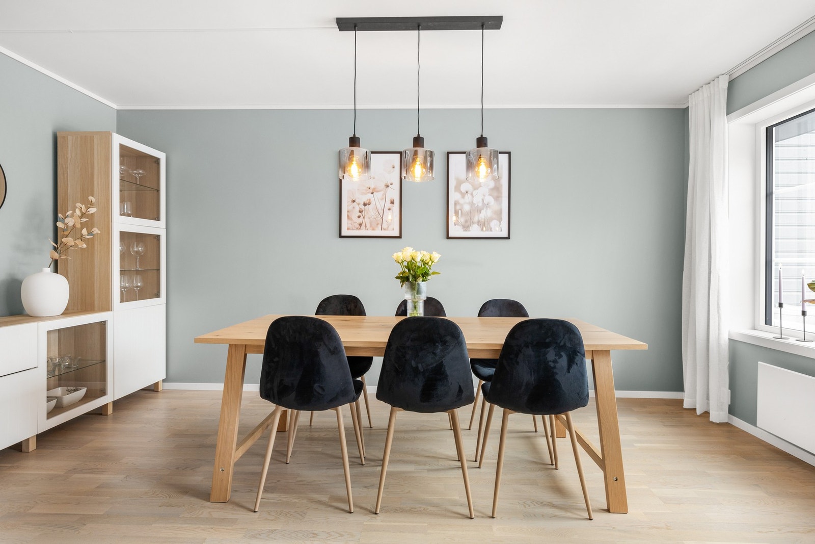 Rommet har et moderne uttrykk med pent parkettgulv og slette vegger Galleribilde