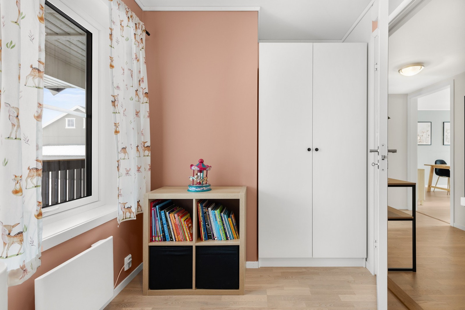 Rommet har garderobeskap som medfølger handelen Galleribilde