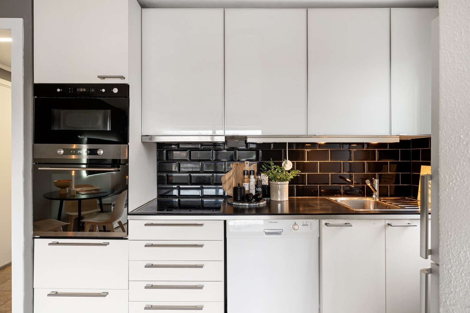 Kjøkkenet har medfølgende hvitevarer i form av stekeovn, induksjonstopp (2022), mikro, kombiskap og oppvaskmaskin. Galleribilde