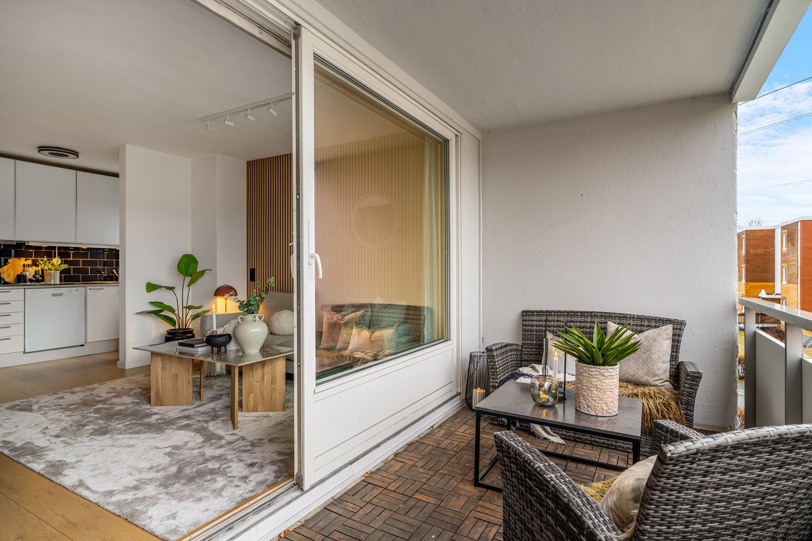 Fra stuen er det utgang til en romslig balkong via heve/skyvedør. Her kan man nyte solen fra den titter frem om morgenen og til ca. klokken 14.00 på sommerhalvåret. Galleribilde