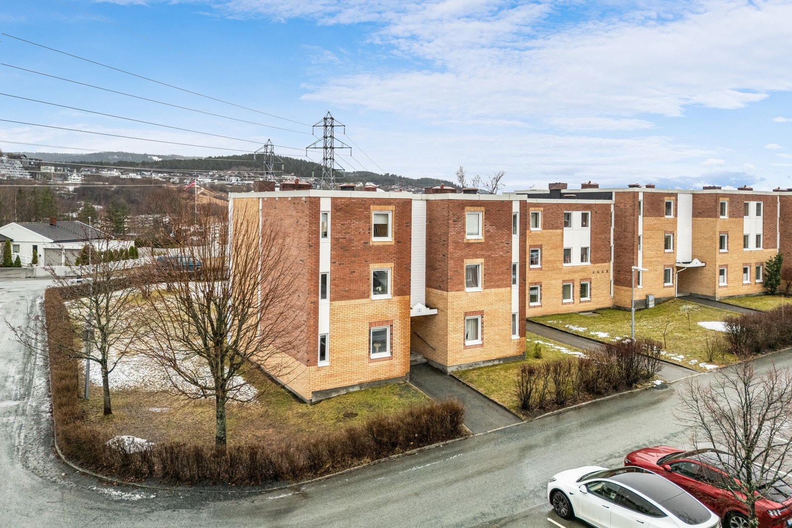 Leiligheten ligger i byggets 2. etasje og har adkomst via felles trapperom. Galleribilde