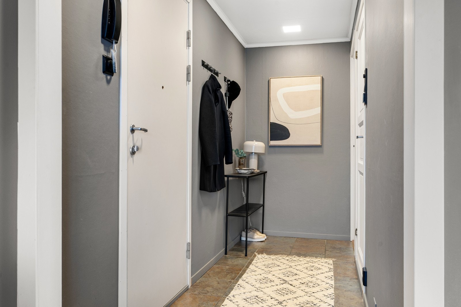 Du blir møtt av en romslig gang med god plass til vegghengt klesoppbevaring og skoskap. Galleribilde