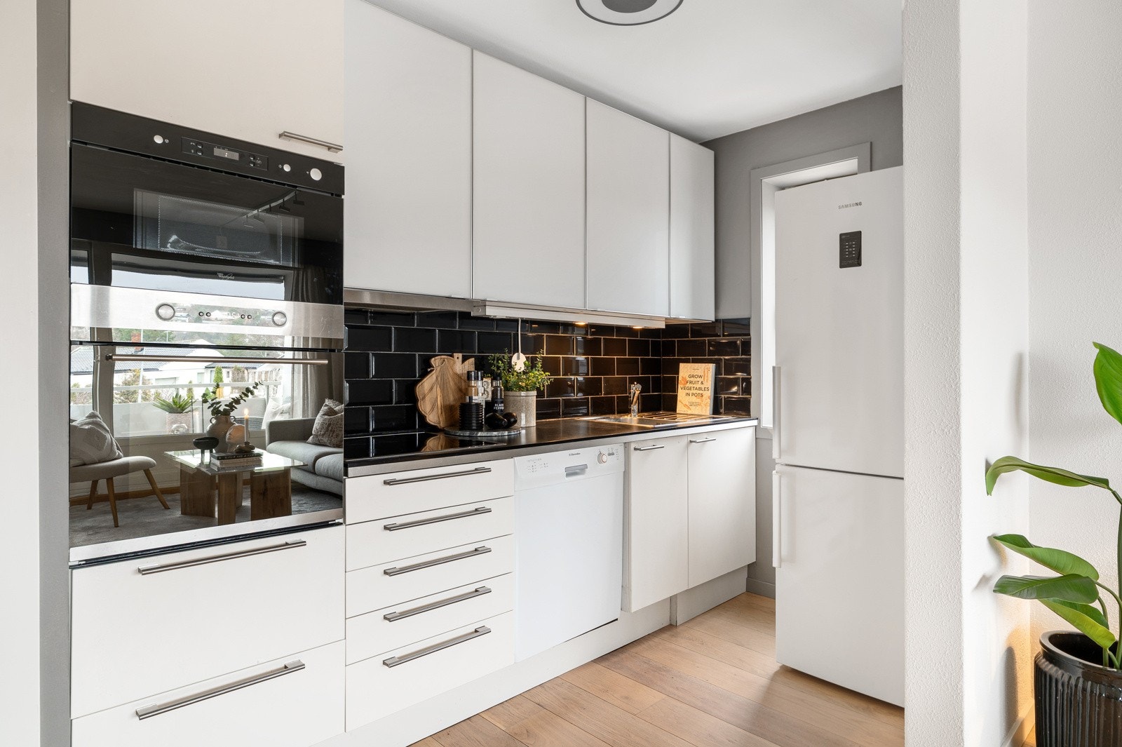 Leiligheten er innredet med et moderne og tidløst kjøkken med god skap- og benkeplass. Galleribilde