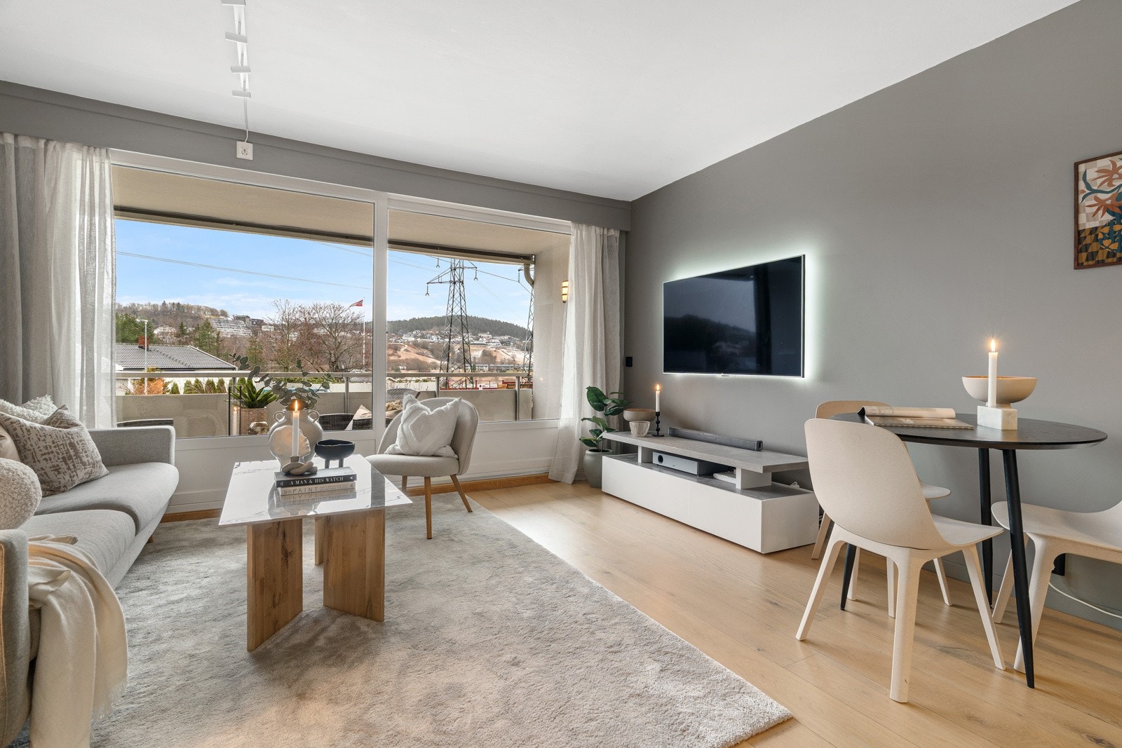 De store vinduene gir et fantastisk lysinnslipp, og beliggenheten i 2. etasje sørger for privatliv og lite innsyn. Galleribilde