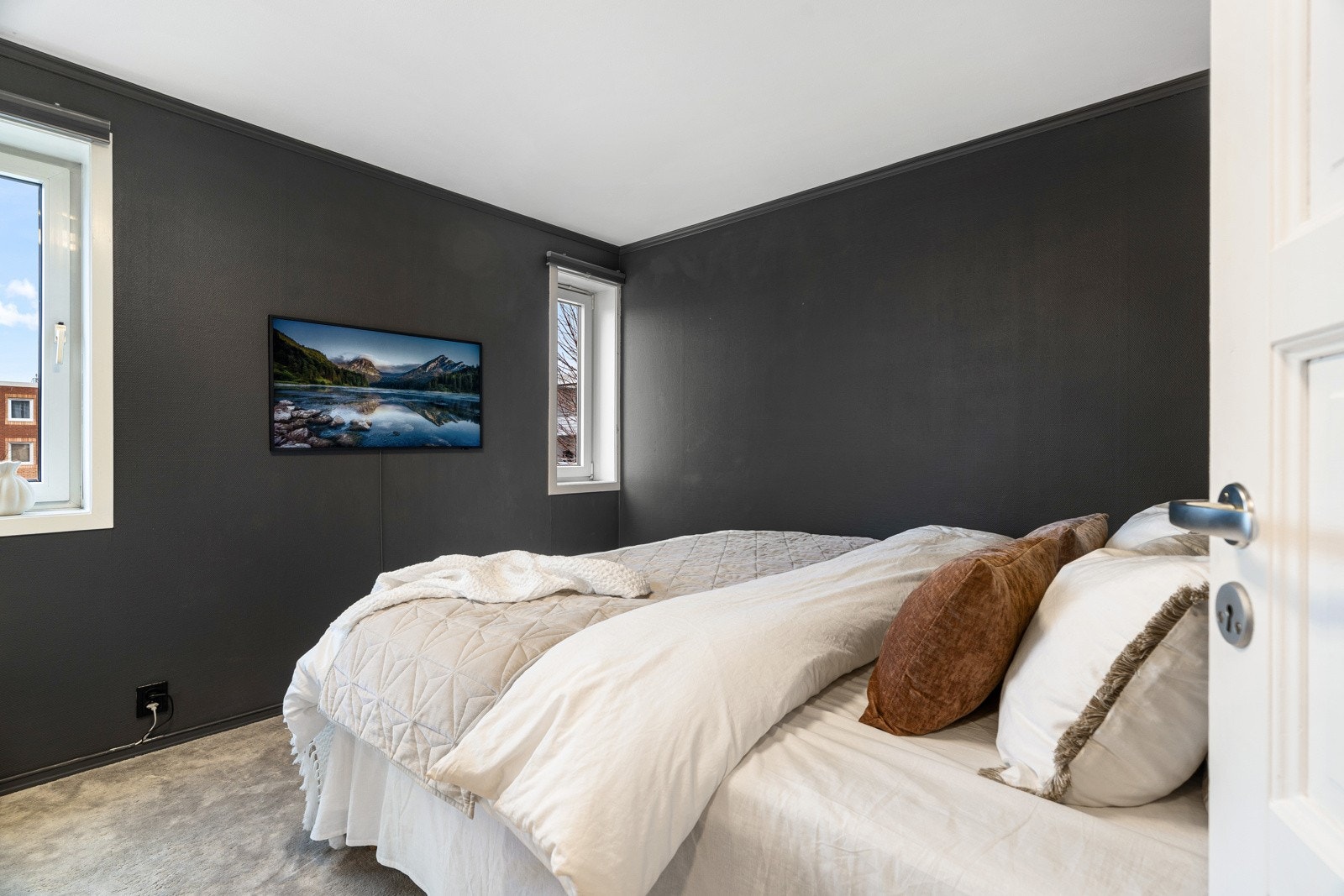 Leiligheten kan by på ett romslig soverom på 12 kvm. Overflatene ble oppusset i 2024. Galleribilde