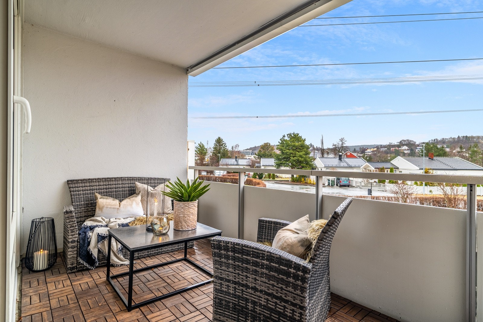 Leiligheten har en meget god beliggenhet i borettslaget med fritt utsyn, uten blokker foran seg. Ingen innsyn hverken i leilighet eller balkong, da nærmeste naboer er småhusbebyggelse. Galleribilde