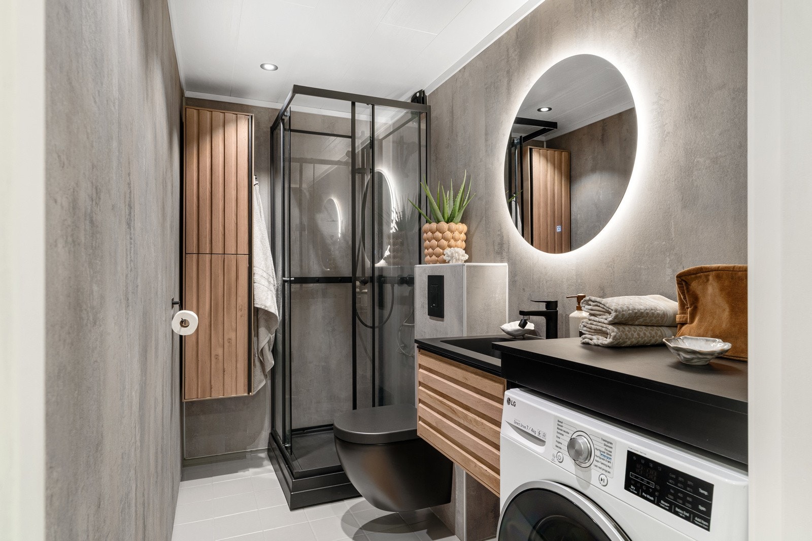 Badet ble oppgradert i 2024 med våtromsplater på veggene, ny baderomsinnredning, nytt toalett og nytt dusjkabinett. God belysning fra downlights i himling og speil. Galleribilde