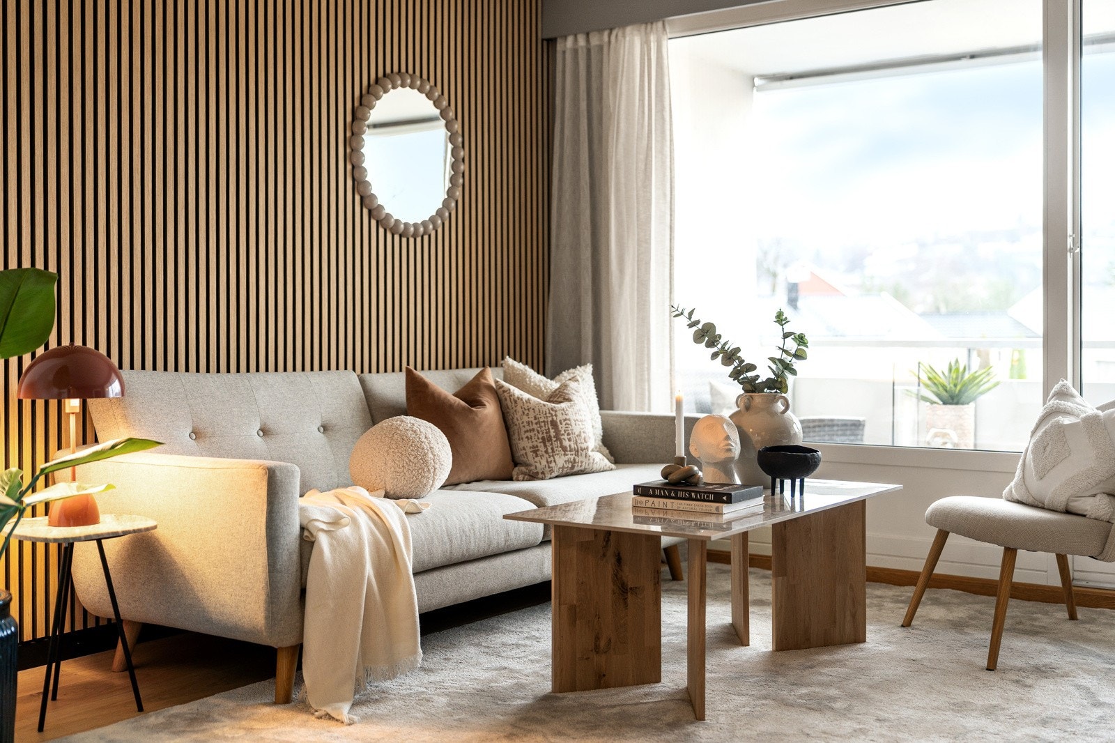 Innvendig fremstår leiligheten meget tiltalende, med stilrene fargevalg og moderne detaljer. Galleribilde