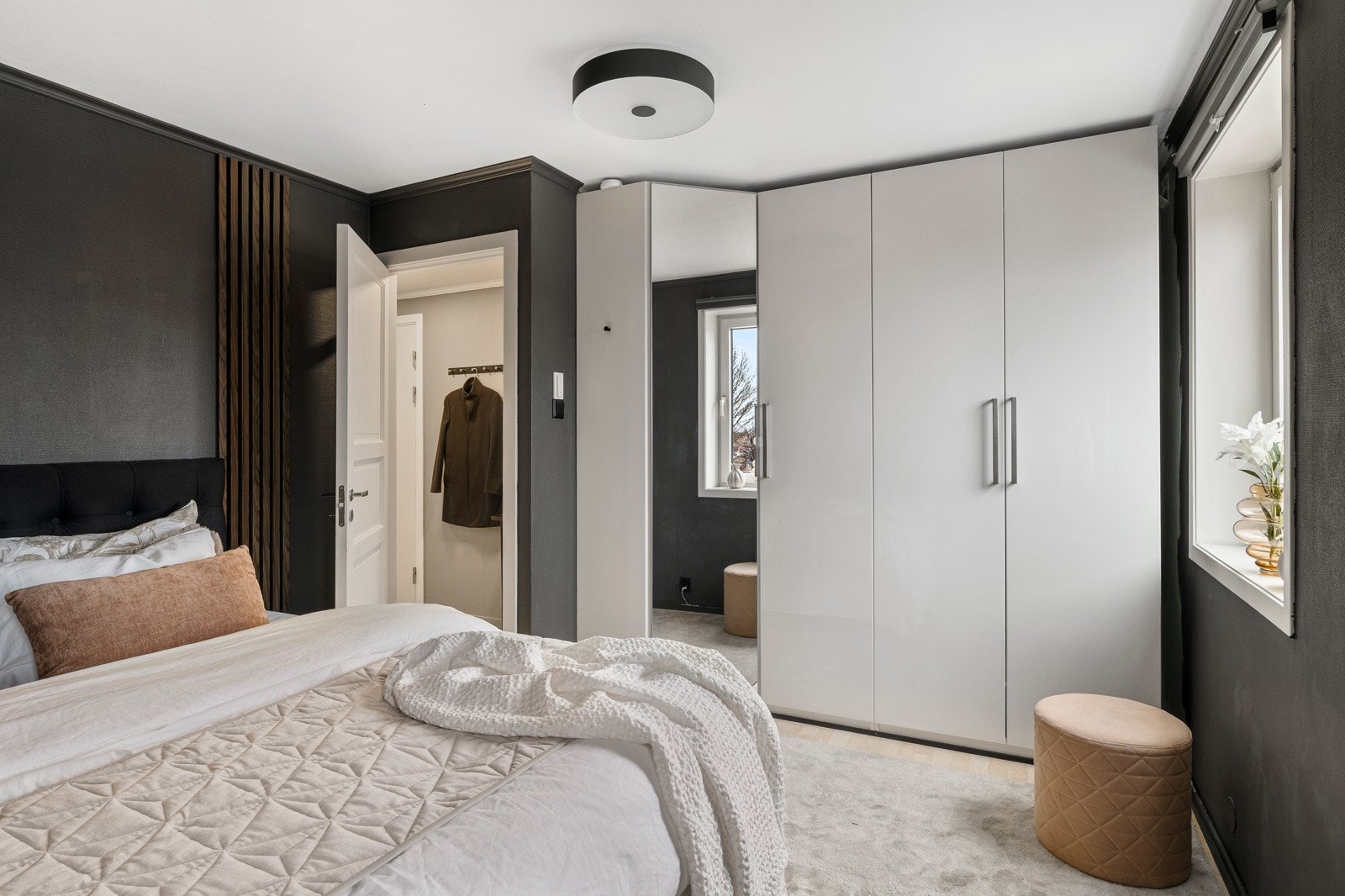 Rommet er innredet med et romslig garderobeskap som medfølger i handelen. Galleribilde