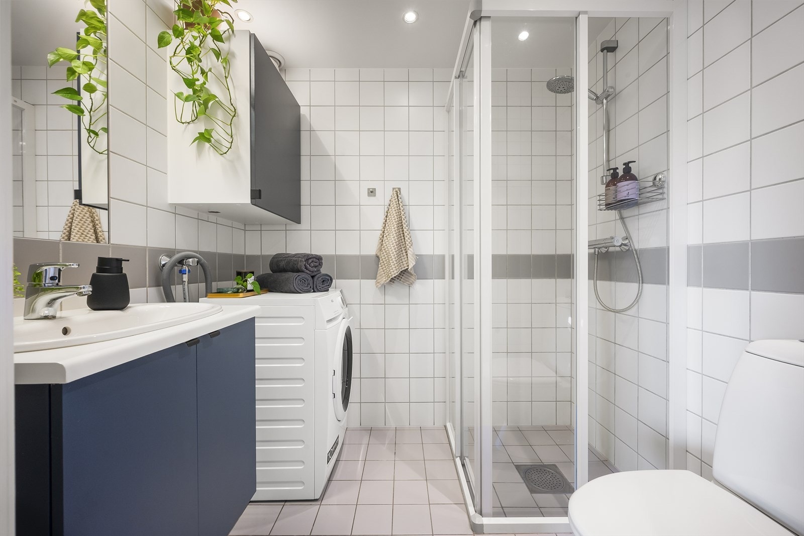 Romslig bad fra byggeåret med opplegg for vaskemaskin Galleribilde