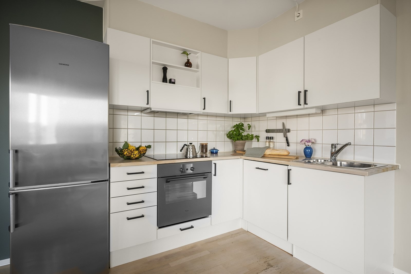 Kjøkkenet er utstyrt med integrert stekeovn, platetopp, oppvaskmaskin og ventilator over stekesonen, samt pass til frittstående kjøle-/fryseskap Galleribilde