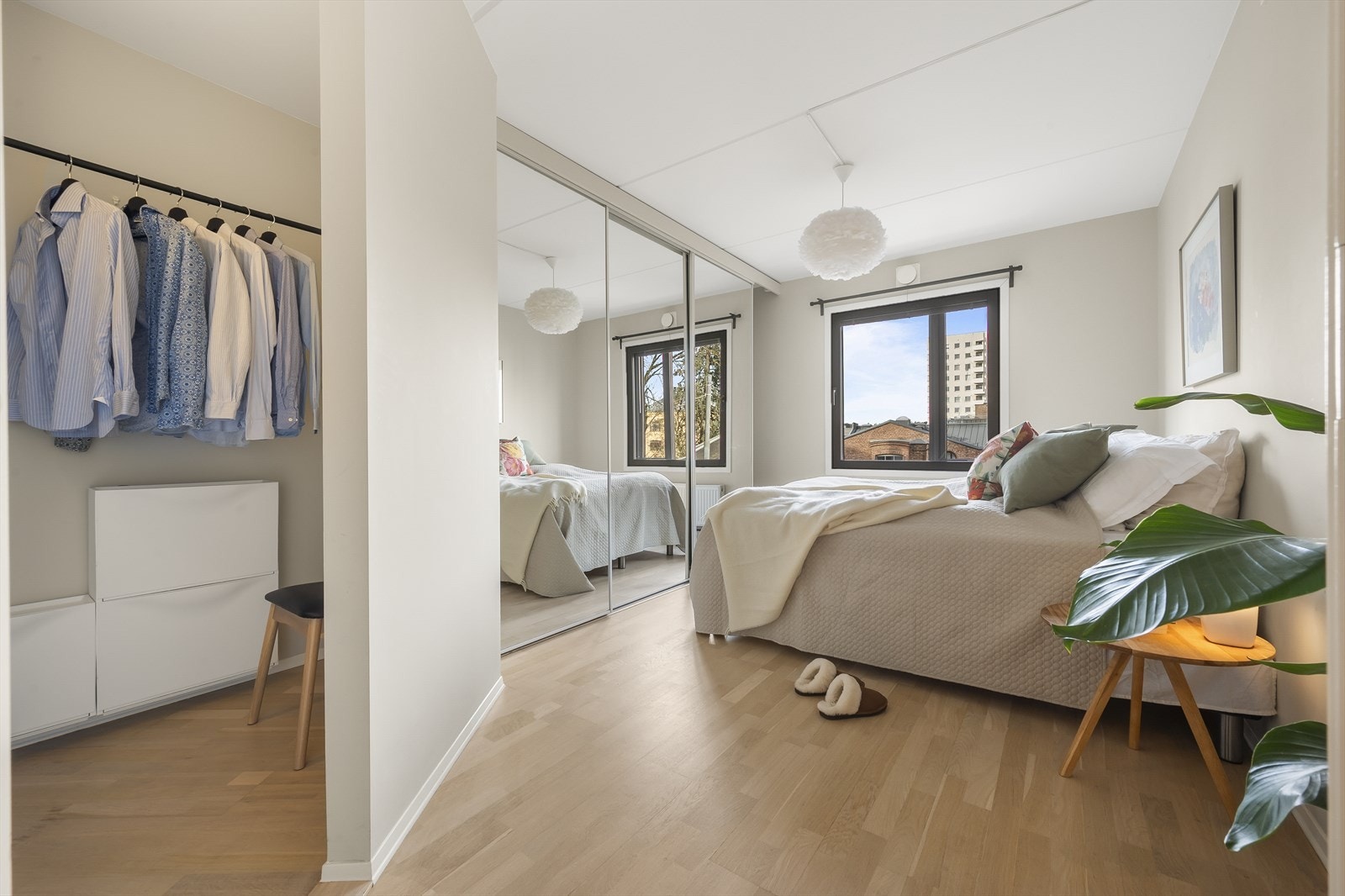 Rommet har rikelig oppbevaringsplass med en stor skyvedørsgarderobe med speil langs veggen, samt et eget walk-in-closet! Galleribilde