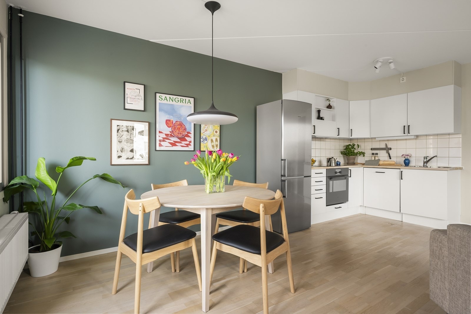 Flott og funksjonelt kjøkken med smart planløsning og rikelig oppbevaringsplass Galleribilde