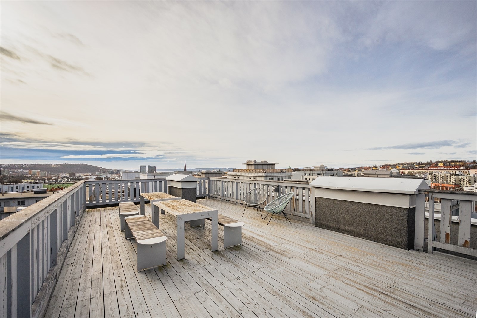 I tillegg til balkongen har sameiet en herlig takterrasse på toppen av bygget med heisadkomst. Her har du flott utsikt over byen! Galleribilde