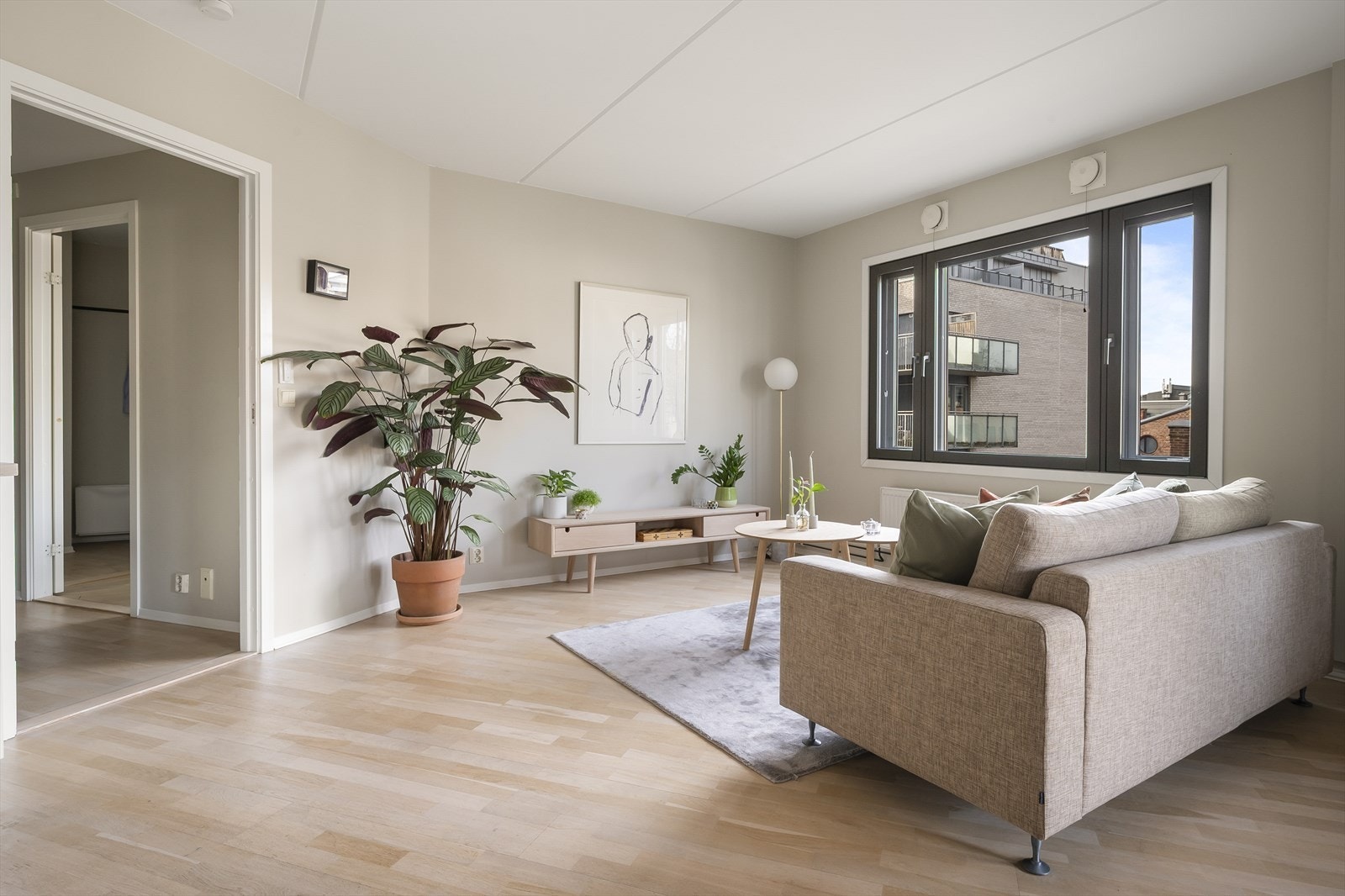 Det er gode innredningsmuligheter i stuen med plass til sofagruppe og tv-møbler Galleribilde