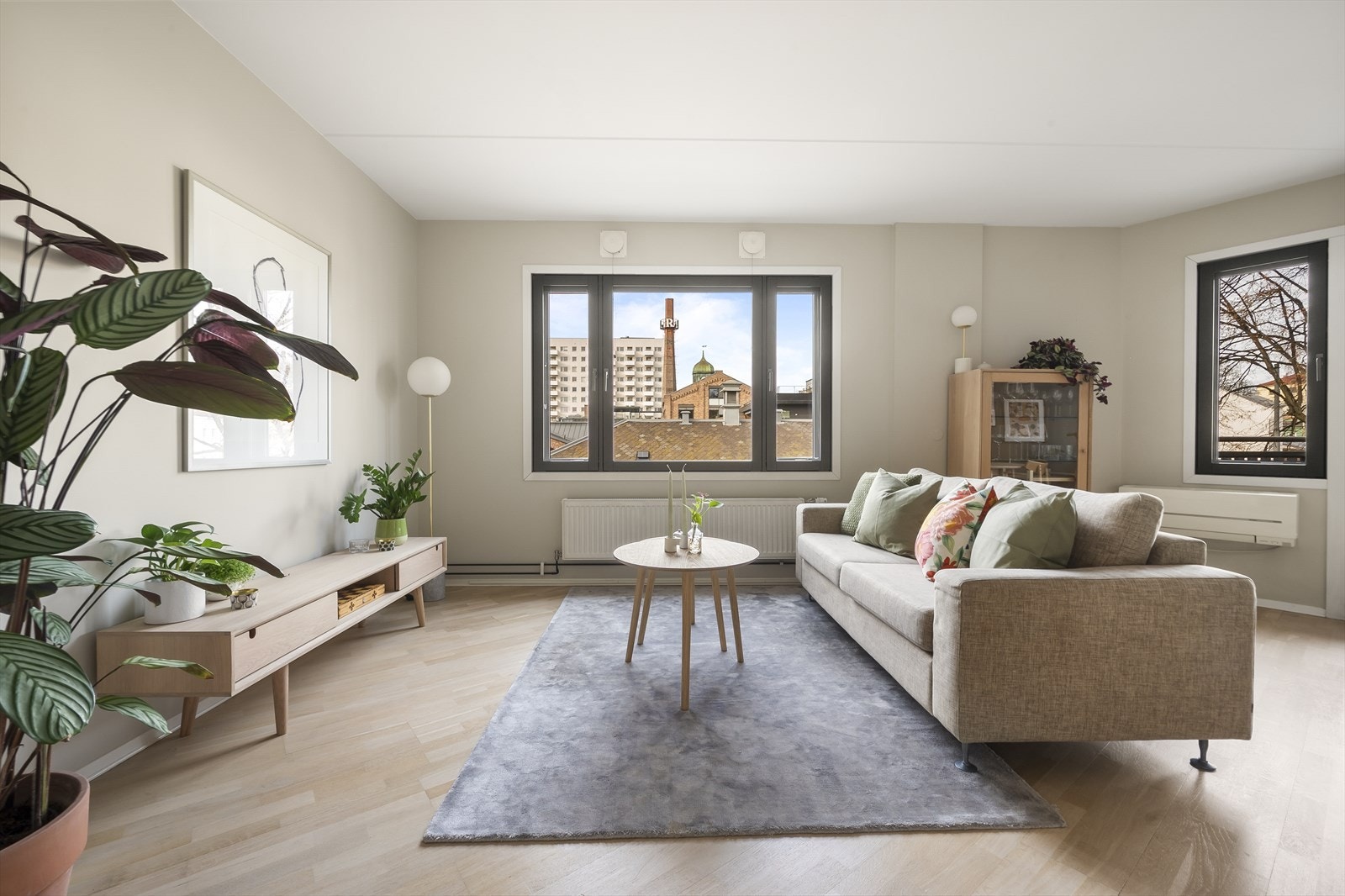 Stuen har en romslig planløsning med gode lysforhold Galleribilde