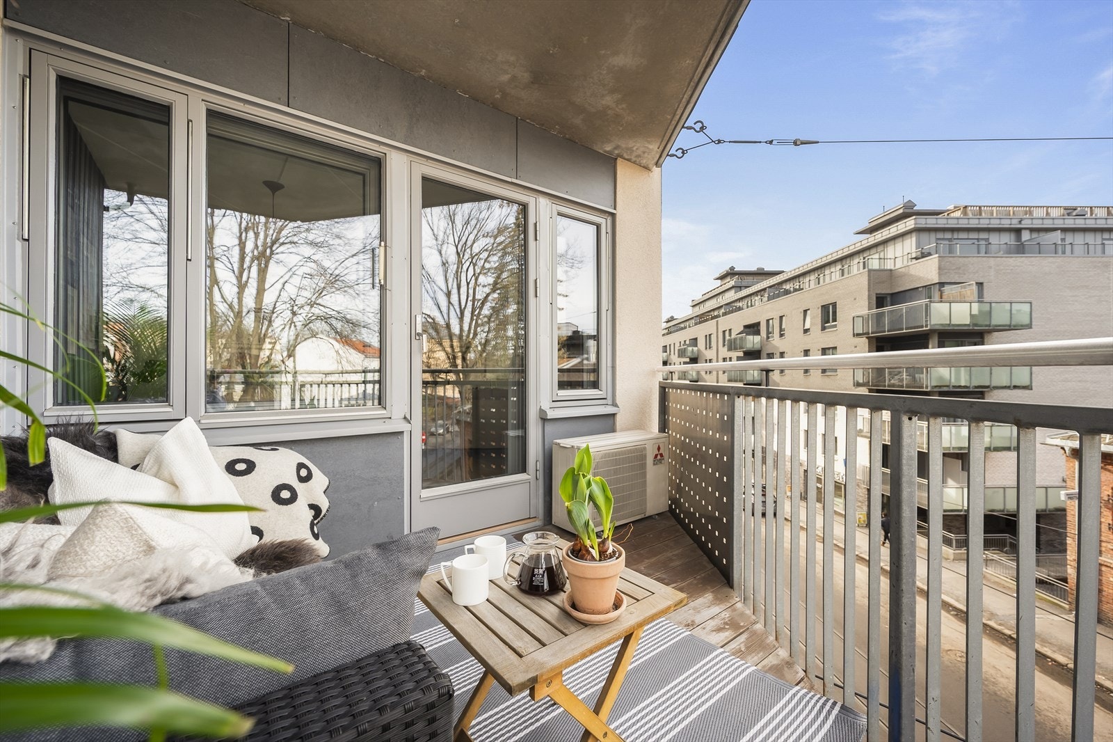 Flott balkong på 6m² med god plass til ulike utemøbler Galleribilde