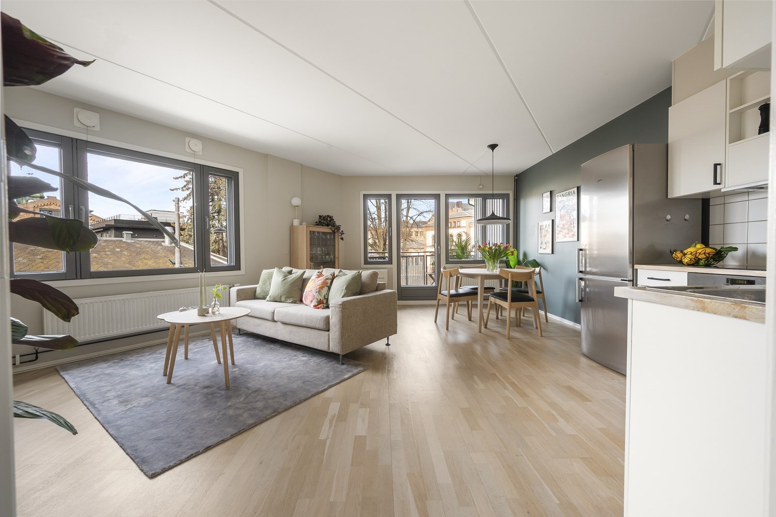 Stuen og kjøkkenet ligger i en åpen og sosial løsning mot hverandre, noe som skaper et fint oppholdsrom Galleribilde