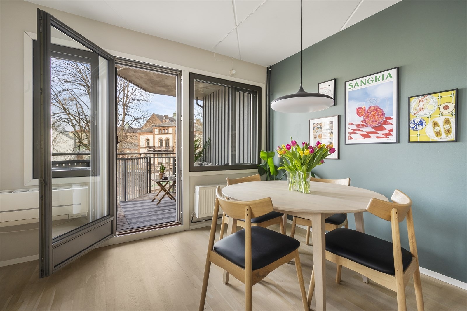 Overflatene er malt i behagelig og tidsriktige farger, og gulvet er dekket med parkett Galleribilde