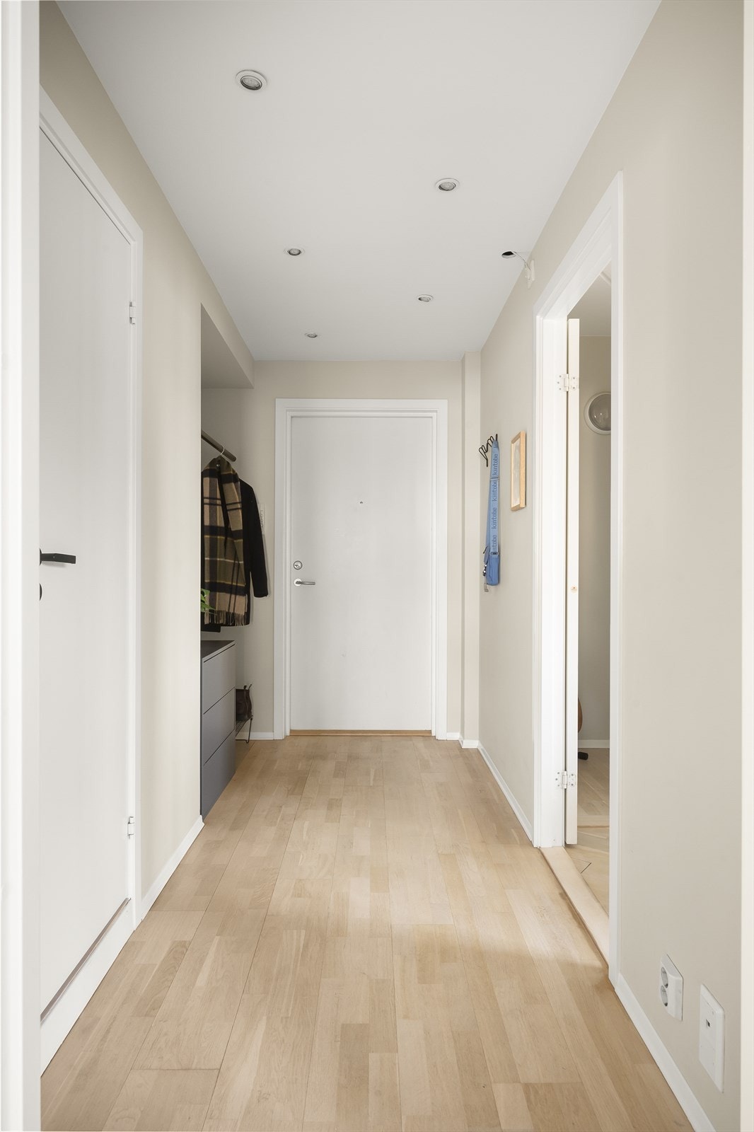 Innbyende entré med god plass til oppheng av yttertøy og oppbevaring av sko Galleribilde