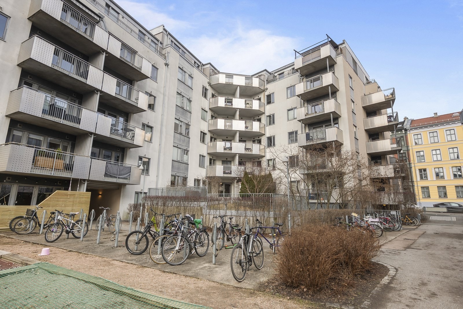 Alle som kjøper en boligseksjon i Ringnes Park Øst, er med i tre sameier: boligsameiet sitt (i dette tilfellet RPØ 3), pluss de to fellessameiene (garasjesameiet og gårdsromsameiet) Galleribilde