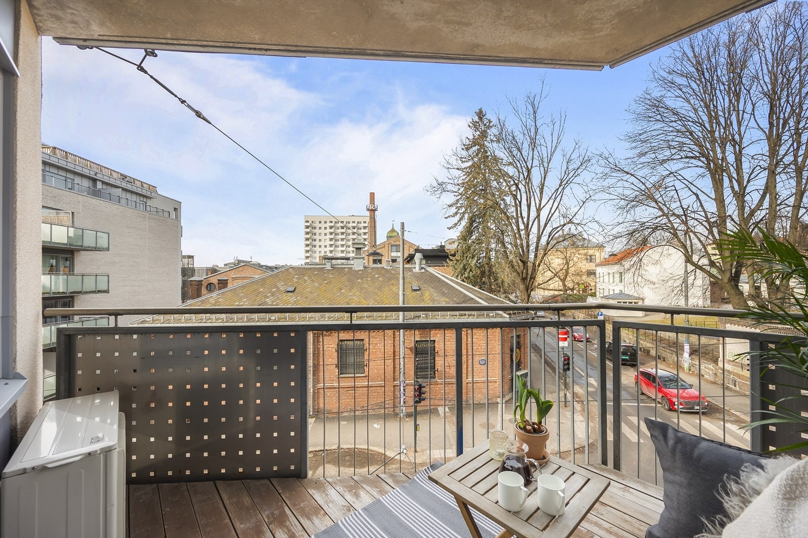 Balkongen ligger vestvendt og byr på gode solforhold Galleribilde