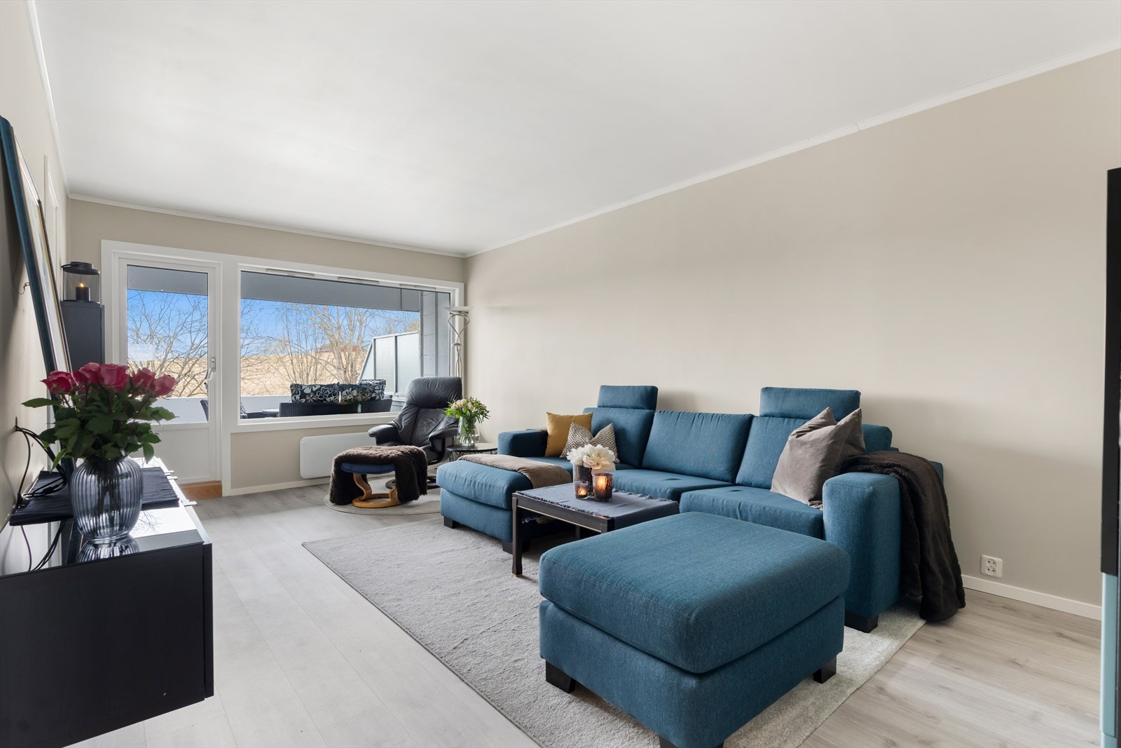 Det er godt med veggplass til diverse pryd- og oppbevaringsmøblement, samt rikelig med lysinnslipp fra de store vindusflatene. Galleribilde