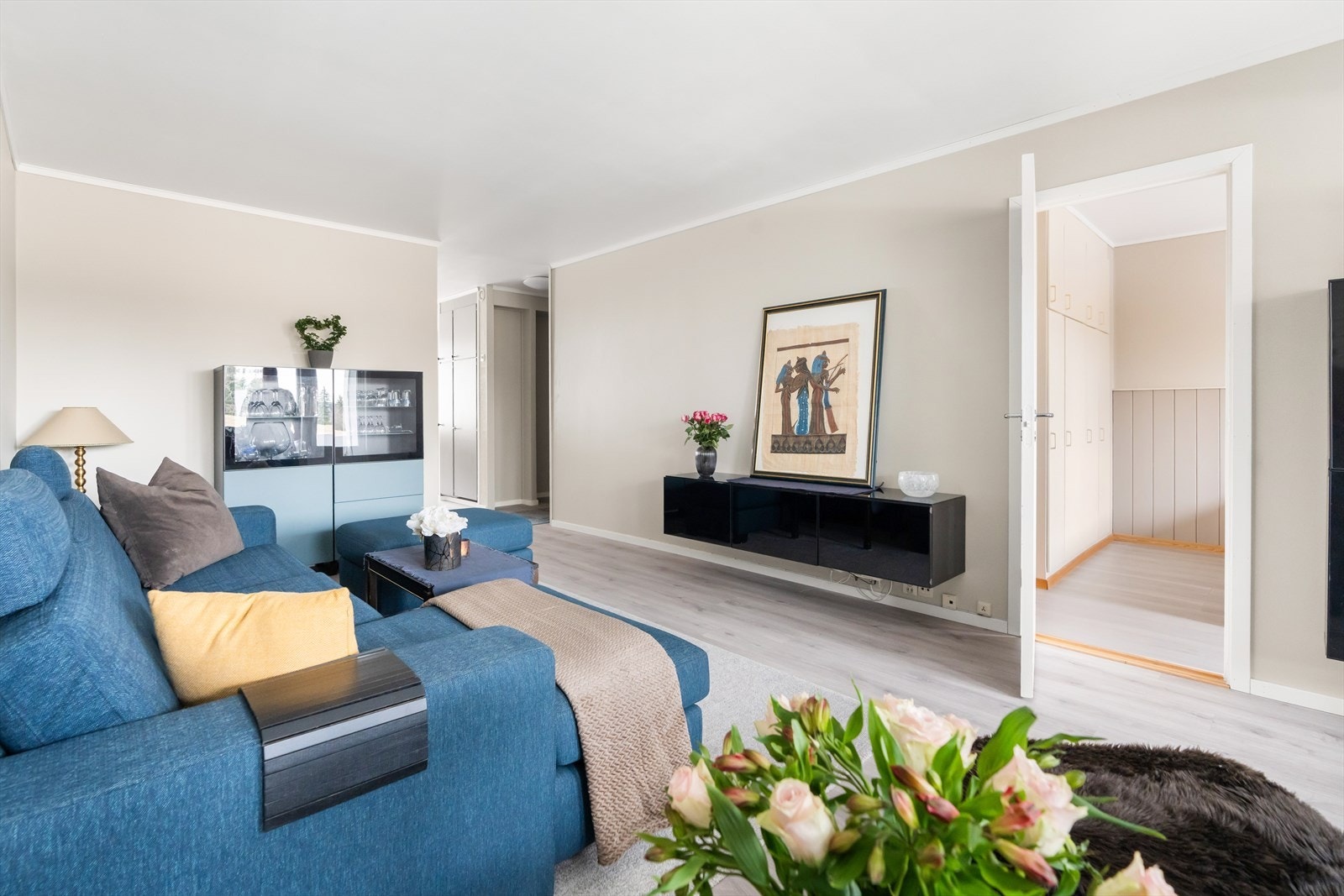 Leiligheten har blitt oppgradert i senere tid med blant annet nytt gulv i 2023 og nytt kjøkken i 2024. Rørfornying av avløpsrør er også gjort i regi av borettslaget. Galleribilde