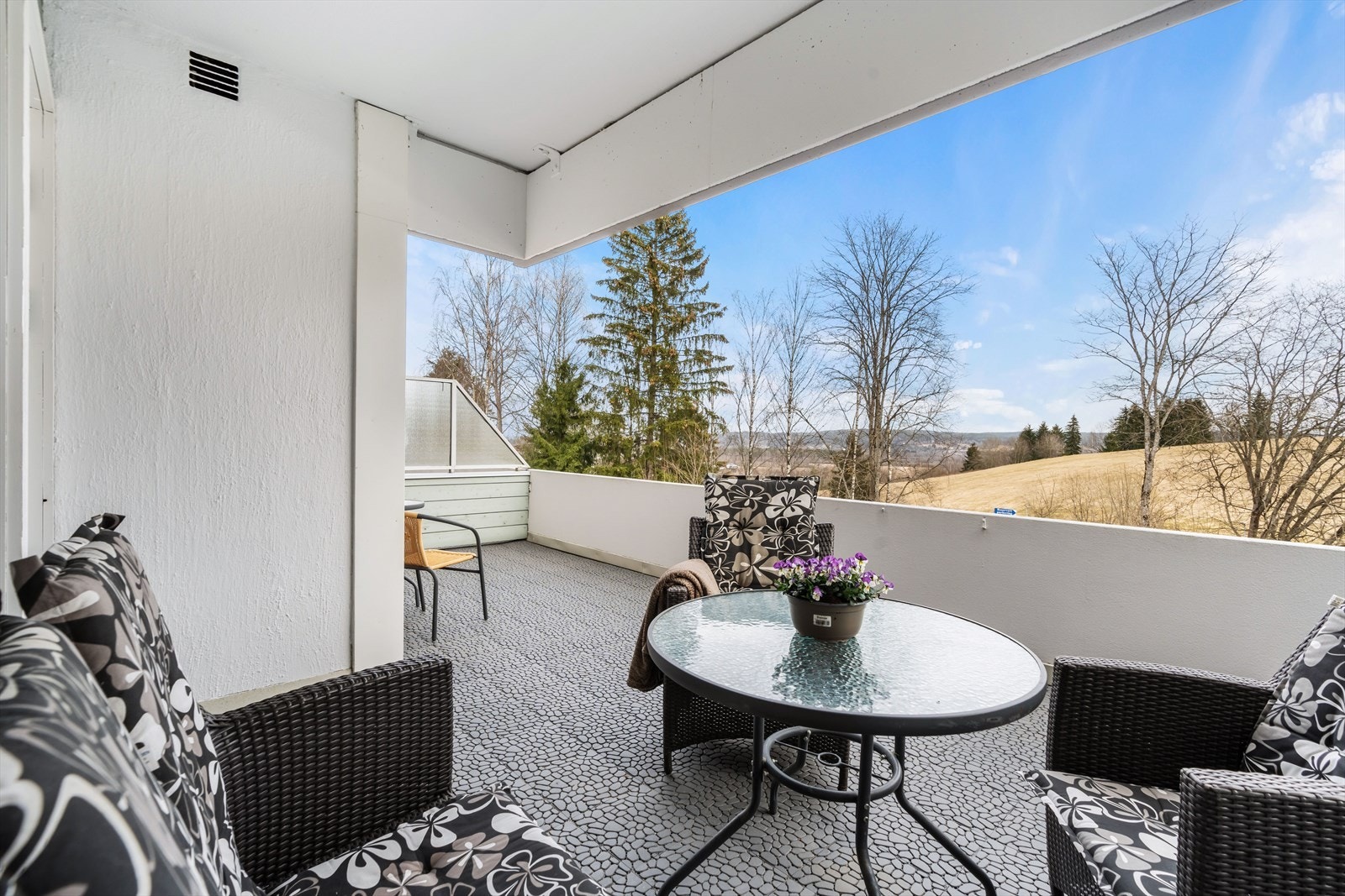 Her sitter man usjenert og lunt til under overbygget. Galleribilde